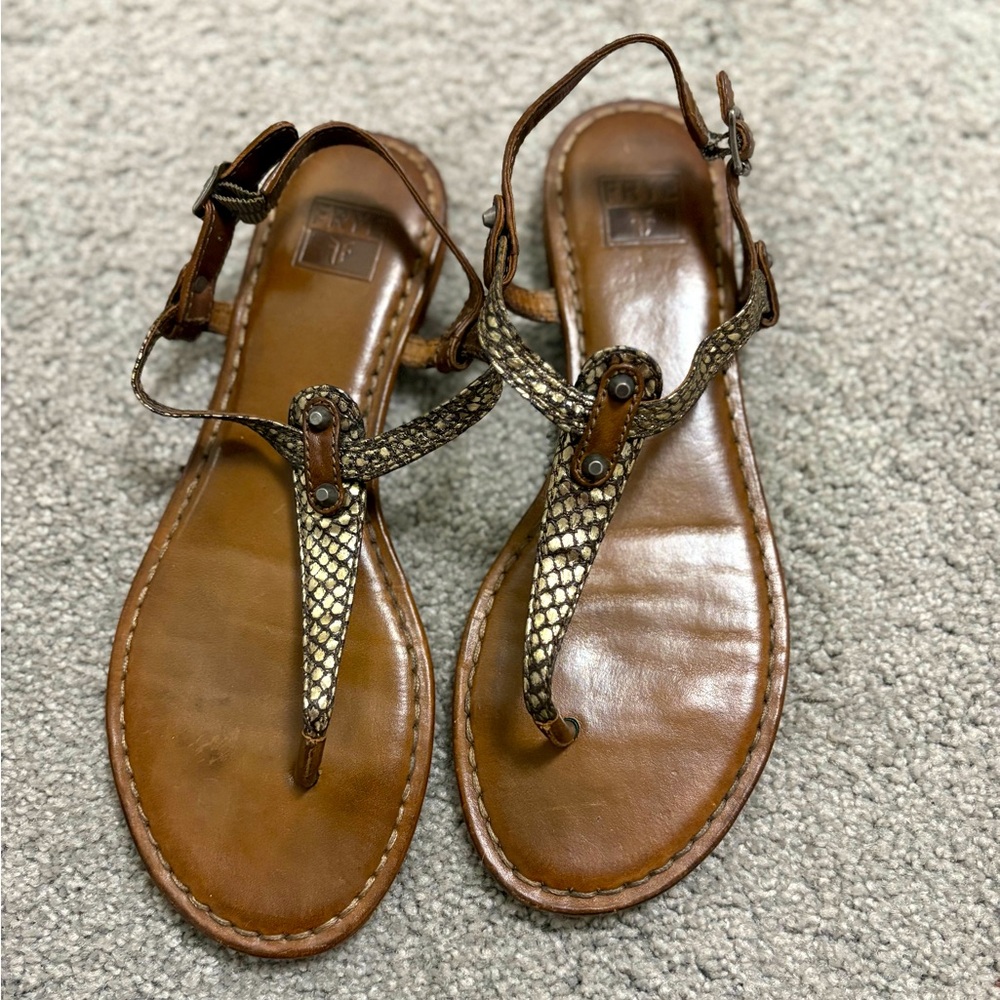Frye Carson T strap Sandal - metallic pewter silver - size 7.5